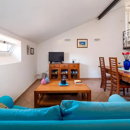 La Mela - De Vivo Realty * Meta