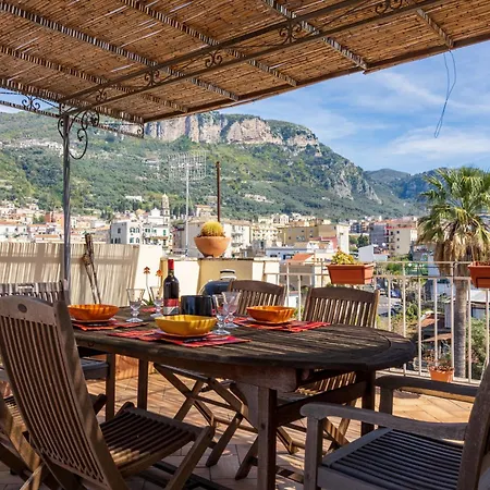 De Vivo Realty - La Mela * Meta