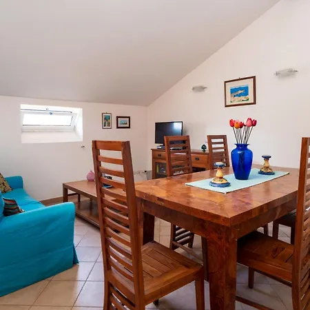 De Vivo Realty - La Mela